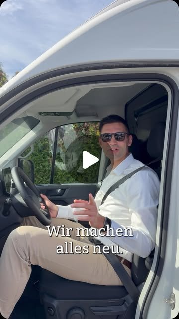 Sepp Müller am Steuer des frisch beklebten Kampagnenbusses